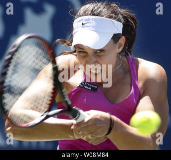 Marion Bartoli aus Frankreich liefert den Ball zu Venus Williams bei der Bank des Westen Klassiker an der Stanford University in Palo Alto, Kalifornien, am 2. August 2009. Bartoli besiegte Williams 6-2, 5-7, 6-4, um das Turnier zu gewinnen. UPI/Terry Schmitt Stockfoto