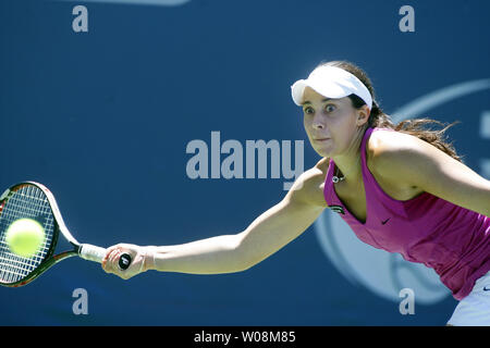 Marion Bartoli aus Frankreich liefert den Ball zu Venus Williams bei der Bank des Westen Klassiker an der Stanford University in Palo Alto, Kalifornien, am 2. August 2009. Bartoli besiegte Williams 6-2, 5-7, 6-4, um das Turnier zu gewinnen. UPI/Terry Schmitt Stockfoto