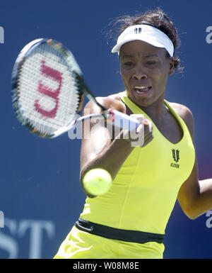 Venus Williams liefert den Ball zu Marion Bartoli aus Frankreich bei der Bank des Westen Klassiker an der Stanford University in Palo Alto, Kalifornien, am 2. August 2009. Bartoli besiegte Williams 6-2, 5-7, 6-4, um das Turnier zu gewinnen. UPI/Terry Schmitt Stockfoto