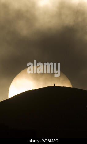 Ein einsamer Wanderer steht auf Eureka Peak in San Francisco als die Sonne taucht in die marine Layer im Westen am 3. August 2009. UPI/Terry Schmitt Stockfoto