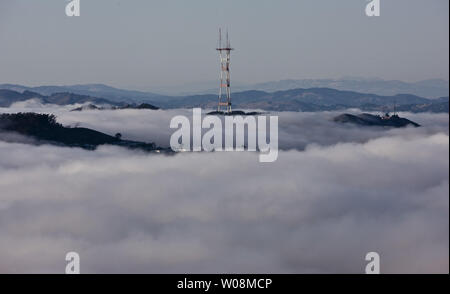 Am späten Nachmittag Nebel decken San Francisco nur mit Mt. Davidson, Sutro Broadcast Tower, und Twin Peaks aus der San Bruno Berge, in San Mateo, Kalifornien sichtbar am 22. September 2009. UPI/Terry Schmitt Stockfoto