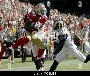49ers WR Josh Morgan (84) Hols in einem Shaun Hill Pass für ein TD als St. Louis Rams Oshiomogho Atogwe (21) und Justin König versuchen, im Candlestick Park in San Francisco am 4. Oktober 2009 zu verteidigen. Die 49ers besiegten die Rams 35-0. UPI/Bruce Gordon Stockfoto