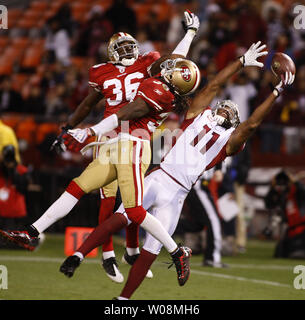 Arizona Cardinals Larry Fitzgerald (11) Hat eine Kurt Warner durch seine Hände gehen, während sie durch San Francisco 49ers Shawntae Spencer (36) und Dashon Goldson in der zweiten Hälfte verteidigt werden im Candlestick Park in San Francsco am 14. Dezember 2009. Die 49ers besiegten die Kardinäle 24-9. UPI/Terry Schmitt Stockfoto