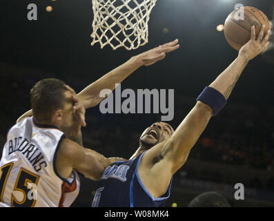 Utah Jazz Carlos Boozer (R) legt eine Hand auf das Gesicht der Golden State Warriors Andris Biedrins, wie er für zwei in der ersten Hälfte in der Oracle Arena in Oakland, Kalifornien am 19. Februar 2010. UPI/Terry Schmitt Stockfoto