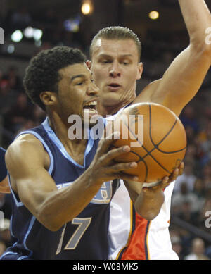 Utah Jazz Ronnie Preis Durchläufe gegen Golden State Warriors Andris Biedrins in der ersten Hälfte in der Oracle Arena in Oakland, Kalifornien am 19. Februar 2010. UPI/Terry Schmitt Stockfoto