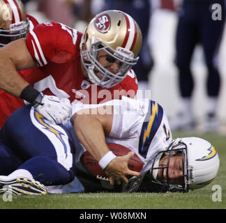 San Francisco 49ers Matt Wilhelm (oben) schreit nach Entlassung San Diego Chargers QB Billy Volek im ersten Quartal bei Candlestick Park in San Francisco am 2. September 2010. Die 49ers besiegten die Ladegeräte 17-14 4-0 preseason zu vervollständigen. UPI/Terry Schmitt Stockfoto