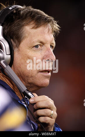 San Diego Chargers Headcoach Norv Turner Gespräche mit den Trainern Overhead während Spielen gegen die San Francisco 49ers im Candlestick Park in San Francisco am 2. September 2010. Die 49ers besiegten die Ladegeräte 17-14 4-0 preseason zu vervollständigen. UPI/Terry Schmitt Stockfoto