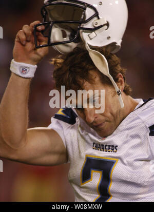 San Diego Chargers QB Billy Volek nimmt seinen Helm als die Verteidigung gegen die San Francisco 49ers im zweiten Quartal Candlestick Park in San Francisco findet am 2. September 2010. Die 49ers besiegten die Ladegeräte 17-14 4-0 preseason zu vervollständigen. UPI/Terry Schmitt Stockfoto