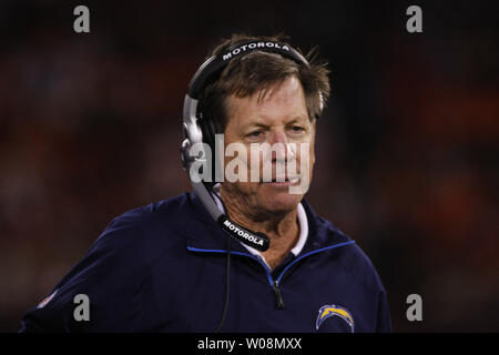 San Diego Chargers Headcoach Norv Turner Gespräche mit den Trainern Overhead während Spielen gegen die San Francisco 49ers im Candlestick Park in San Francisco am 2. September 2010. Die 49ers besiegten die Ladegeräte 17-14 4-0 preseason zu vervollständigen. UPI/Terry Schmitt Stockfoto