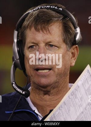 San Diego Chargers Headcoach Norv Turner Gespräche mit den Trainern Overhead während Spielen gegen die San Francisco 49ers im Candlestick Park in San Francisco am 2. September 2010. Die 49ers besiegten die Ladegeräte 17-14 4-0 preseason zu vervollständigen. UPI/Terry Schmitt Stockfoto