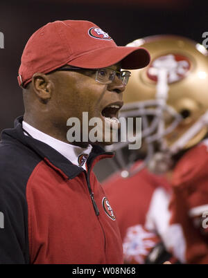 San Francisco 49ers Head Coach Mike Singletary schreit zu seinem Team im vierten Quartal gegen die Philadelphia Eagles im Candlestick Park in San Francisco am 10. Oktober 2010. Die Adler besiegten die 49ers 27-24 UPI/Terry Schmitt Stockfoto