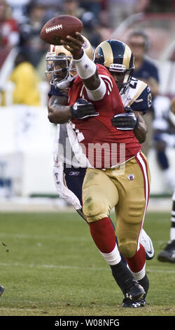 San Francisco 49ers QB Troy Smith ist sacked durch St. Louis Rams Michael Lewis bei Candlestick Park in San Francisco am 14. November 2010. Die 49ers besiegten die Rams 23-20 in den überstunden. UPI/Terry Schmitt Stockfoto