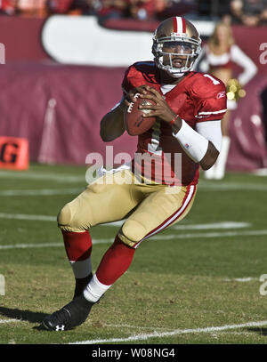 San Francisco 49ers QB Troy Smith sieht für einen Empfänger gegen die St. Louis Rams im Candlestick Park in San Francisco am 14. November 2010. Die 49ers besiegten die Rams 23-20 in den überstunden. UPI/Terry Schmitt Stockfoto