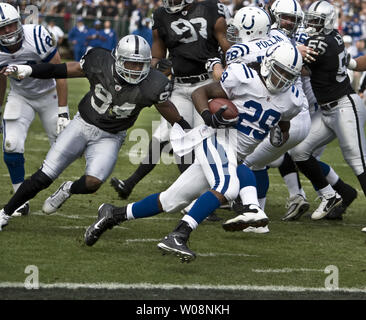 Indianapolis Colts Joseph Addai (29) Schnitte in der Endzone für einen 6 Yard TD gegen die Oakland Raiders Im ersten Quartal am Oakland Coliseum in Oakland, Kalifornien am 26. Dezember 2010. Die Colts besiegt die Räuber 31-26. UPI/Terry Schmitt Stockfoto