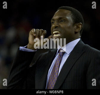 New Jersey Nets Head Coach Avery Johnson zu seiner Mannschaft in der ersten Hälfte gegen die Golden State Warriors, schreit in der Oracle Arena in Oakland, Kalifornien am 17. Januar 2011. Die Krieger besiegt die Netze 109-100. UPI/Terry Schmitt Stockfoto