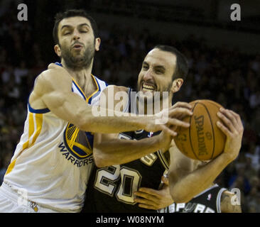 San Antonio Spurs Manu Ginobili (20) wird von Golden State Warriors Vladimir Radmanovic auf dem Weg zum Korb in der ersten Hälfte in der Oracle Arena in Oakland, Kalifornien, die am 24. Januar 2011 verschmutzt ist. UPI/Terry Schmitt Stockfoto