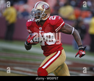 San Francisco 49ers Chris Culliver (29) liefert einen Start gegen die Houston Texans an Candlestick Park in San Francisco am 27. August 2011. Die Texans geschlagen die 49ers 30-7. UPI/Terry Schmitt Stockfoto