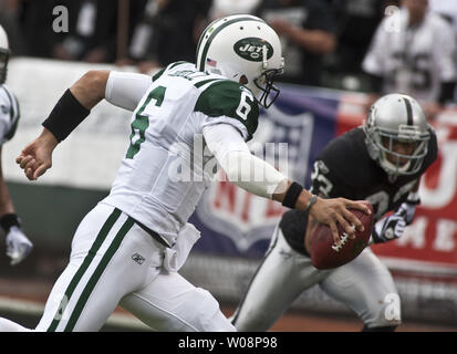 New York Jets QB Mark Sanchez (6) Rennen Oakland Raiders Tyvon Branch (33) An der Ziellinie ein Yard TD Ergebnis im ersten Quartal am Kolosseum in Oakland, Kalifornien am 25. September 2011 zu. Die Räuber besiegt die Jets 34-24. UPI/Terry Schmitt Stockfoto