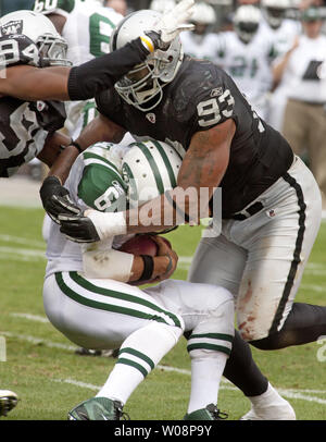 New York Jets QB Mark Sanchez (6) Geknirscht wird auf einem Sack durch Oakland Raiders Tommy Kelly (93) in der zweiten Hälfte am Kolosseum in Oakland, Kalifornien am 25. September 2011. Die Räuber besiegt die Jets 34-24. UPI/Terry Schmitt Stockfoto