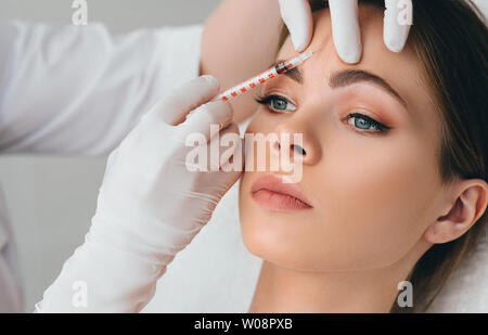 Schönheit Injektionen in schönen Gesicht. Glättung von Falten um die Augen imitieren mit biorevitalization Stockfoto