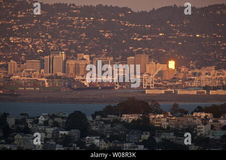 Die Stadt Oakland, Kalifornien und seinem Hafen Glühen im Licht der untergehenden Sonne hinter dem San Francisco Potrero Hill wie starke Winde die Luft klar in San Francisco am 30. November 2011 bereinigt. UPI/Terry Schmitt Stockfoto
