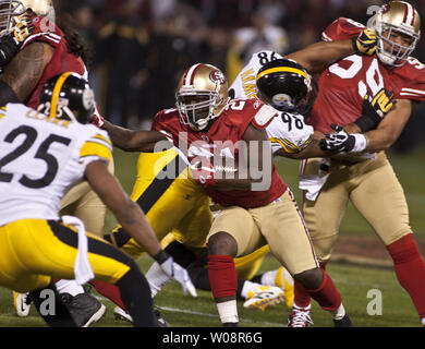 San Francisco 49ers RB Frank Gore (21) läuft gegen die Pittsburg Steelers an Candlestick Park in San Francisco am 19. Dezember 2011. Die 49ers besiegten die Steelers 20-3. UPI/Terry Schmitt Stockfoto