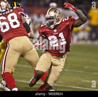 San Francisco 49ers RB Frank Gore (21) läuft gegen die Pittsburg Steelers an Candlestick Park in San Francisco am 19. Dezember 2011. Die 49ers besiegten die Steelers 20-3. UPI/Terry Schmitt Stockfoto