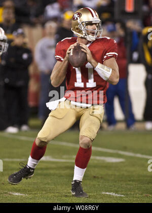 San Francisco 49ers QB Alex Smith wirft einen Pass gegen die Pittsburgh Steelers im Candlestick Park in San Francisco am 19. Dezember 2011. Die 49ers besiegten die Steelers 20-3. UPI/Terry Schmitt Stockfoto