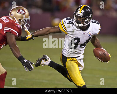 Pittsburgh Steelers Antonio Braun (84) versucht, aus San Francisco 49ers Shawntae Spencer an Candlestick Park in San Francisco am 19. Dezember 2011 abzuwehren. Die 49ers besiegten die Steelers 20-3. UPI/Terry Schmitt Stockfoto