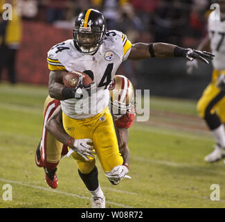 Pittsburgh Steelers RB Rashard Mendenhall (34) ist von hinten durch die San Francisco 49ers im Candlestick Park in San Francisco am 19. Dezember 2011 in Angriff genommen. Die 49ers besiegten die Steelers 20-3. UPI/Terry Schmitt Stockfoto