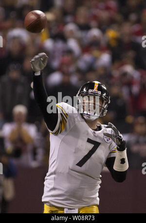 Pittsburgh Steelers QB Ben Roethlisberger wirft einen Pass gegen die San Francisco 49ers im Candlestick Park in San Francisco am 19. Dezember 2011. Die 49ers besiegten die Steelers 20-3. UPI/Terry Schmitt Stockfoto