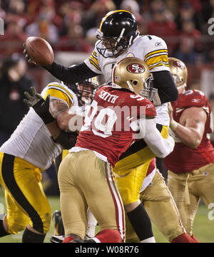 Pittsburgh Steelers QB Ben Roethlisberger, verliert den Ball, als er durch die San Francisco 49ers im Candlestick Park in San Francisco am 19. Dezember 2011 betroffen ist. Die 49ers besiegten die Steelers 20-3. UPI/Terry Schmitt Stockfoto