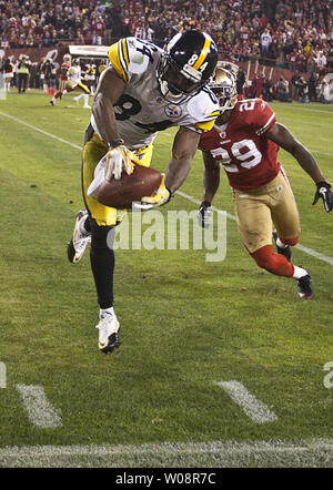 Pittsburgh Steelers Antonio Braun (84) Fänge einem Ben Roethlisberger Pass an der Seitenlinie vor San Francisco 49ers Chris Culliver (29) Bei Candlestick Park in San Francisco am 19. Dezember 2011. Replay review ausgeschlossen Braun heraus war, als er kam. UPI/Terry Schmitt Stockfoto