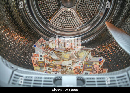 Euro innerhalb einer Waschmaschine. Konzept für Geldwäsche Stockfoto