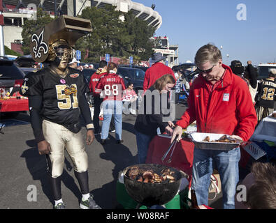 New Orleans Saints und San Francisco 49ers fans Heckklappe in den Parkplatz von Candlestick Park, bevor die zwei Mannschaften stehen sich in der NFC divisional Playoffs in San Francisco am 14. Januar 2012. UPI/Terry Schmitt Stockfoto