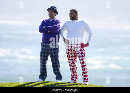 Schauspieler George Lopez (L) und Schauspieler Anthony Anderson stand mit dem Rücken zu den Pazifischen Ozean beobachten die 3M Berühmtheit Herausforderung vor der AT&T Pro-Am in Pebble Beach, Kalifornien, am 8. Februar 2012. UPI/Terry Schmitt Stockfoto