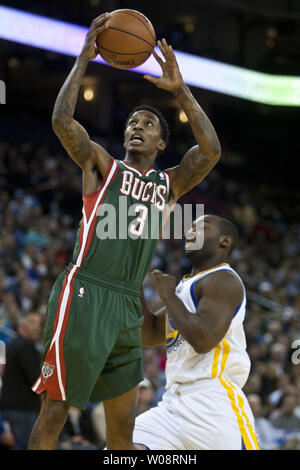 Brandon Jennings Milwaukee Bucks vor der Golden State Warriors Charles Jenkins in der ersten Hälfte in der Oracle Arena in Oakland, Kalifornien am 16. März 2012. UPI/Terry Schmitt Stockfoto