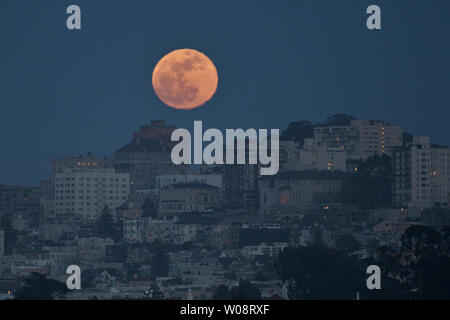 Der Vollmond steigt durch die Schleier über San Francisco am 5. Mai 2012. Der Mond ist 14% größer, da es das perigäum seiner Erdumlaufbahn erreicht. UPI/Terry Schmitt Stockfoto