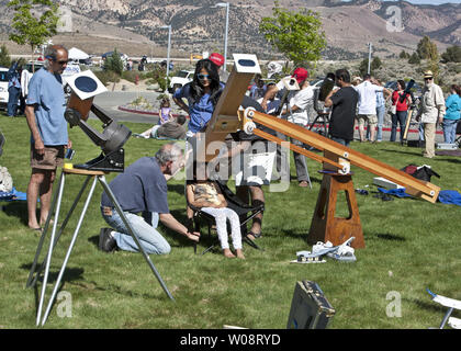 Leute richten Ihre Ausrüstung während der Anzeige einer ringförmigen Sonnenfinsternis vom Redfield Campus der Universität von Nevada, Reno, am 20. Mai in Reno, Nevada, 2012. Die Eclipse erreicht 96% Gesamtheit. UPI/Terry Schmitt Stockfoto