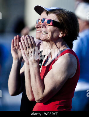 Zwei Frauen applaudieren, als die Sonne sich hinter Wolken während der Anzeige einer ringförmigen Sonnenfinsternis vom Redfield Campus der Universität von Nevada, Reno, am 20. Mai in Reno, Nevada, 2012. Die Eclipse erreicht 96% Gesamtheit. UPI/Terry Schmitt Stockfoto