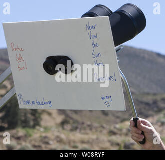 Ein Fernglas benutzt ein Bild während der Anzeige einer ringförmigen Sonnenfinsternis vom Redfield Campus der Universität von Nevada Reno zu Projekt, am 20. Mai 2012 in Reno, Nevada. Die Eclipse erreicht 96% Gesamtheit. UPI/Terry Schmitt Stockfoto