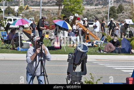 Leute richten Ihre Ausrüstung während der Anzeige einer ringförmigen Sonnenfinsternis vom Redfield Campus der Universität von Nevada, Reno, am 20. Mai in Reno, Nevada, 2012. Die Eclipse erreicht 96% Gesamtheit. UPI/Terry Schmitt Stockfoto