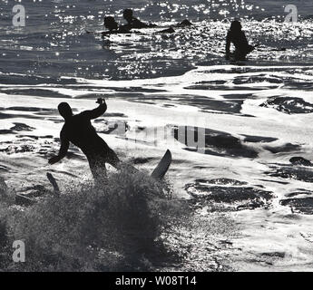 Surfer die Wellen am Fort und wird von den Südturm des Golden Gate Bridge in San Francisco am 24. Mai 2012. Die Brücke ist für ihr 75-jähriges Jubiläum Feier am 27. Mai. UPI/Terry Schmitt Stockfoto