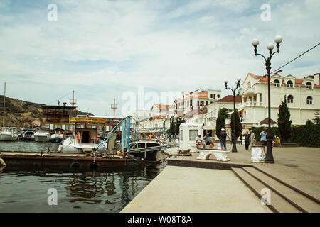 Balaklawa, Sewastopol, Krim. Juni-2019. Schwarze Meer. Hafen in der Bucht von balaklawa. Yachten und Boote auf dem Hintergrund der Bahndamm mit alten und Stockfoto