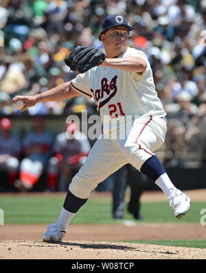 Oakland A's Krug Bartolo Colon wirft der Seattle Mariners an O. co Coliseum in Oakland, Kalifornien am 8. Juli 2012. Doppelpunkt ist das Tragen eines 1955 Oakland Oaks einheitliche und die Seattle Mariners trug Rainers Uniformen auf einem '50er Drehen Sie wieder die Uhr Spiel." UPI/Terry Schmitt Stockfoto