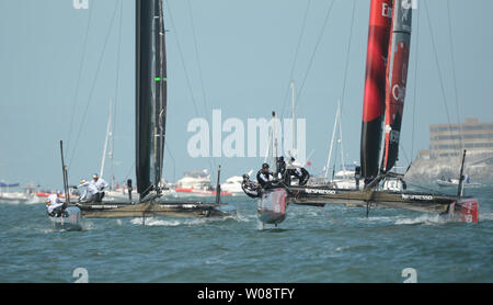 Oracle Team USA mit Skipper von Jimmy Spithill (L) und Emirates Team New Zealand Rennen in der America's Cup World Series in der Bucht von San Francisco am 24. August 2012. Elf 45-Fuß-katamarane aus acht Mannschaften konkurrieren in der Segeln-Serie als Auftakt für das nächste Jahr ist die America's Cup in San Francisco stattfinden wird. UPI/Terry Schmitt Stockfoto