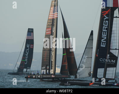 Oracle Team USA, mit Skipper von Jimmy Spithill (C) läuft, downwind zwischen Oracle Team USA von Russell Coutts (L) und Energie Team von Frankreich in die andere Richtung in den America's Cup World Series in der Bucht von San Francisco am 4. Oktober 2012. UPI/Terry Schmitt Stockfoto