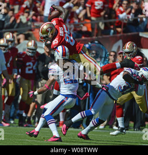 San Francisco 49ers Vernon Davis (85) ist durch die Buffalo Bills Jairus Byrd (31) Nach der Einnahme eine Alex Smith Pass im ersten Quartal bei Candlestick Park in San Francisco am 7. Oktober 2012 in Angriff genommen. UPI/Terry Schmitt Stockfoto