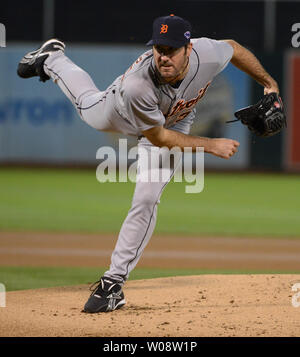 Detroit Tiger Justin Verlander wirft der Oakland A's im ersten Inning von Spiel vier der American League Divisional Series am Oakland Coliseum in Oakland, Kalifornien am 11. Oktober 2012. UPI/Terry Schmitt Stockfoto