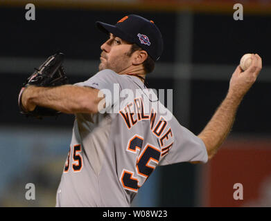 Detroit Tiger Justin Verlander wirft der Oakland A's im ersten Inning des Spiels fünf der American League Divisional Series am Oakland Coliseum in Oakland, Kalifornien am 11. Oktober 2012. UPI/Terry Schmitt Stockfoto